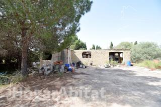 Chalet in Nules. Chalet para reformar con piscina. terraza y garaje cerca de la p