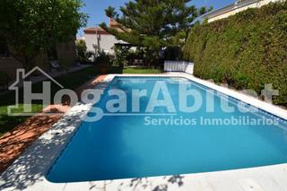 Xalet a Playa. Villa de 2 alturas con jardín y piscina
