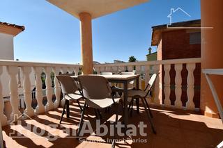Casa adossada a La Torre-Playa de Chilches. Chalet pareado con terraza y garaje junto a la playa