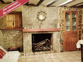 Casa a Sierra Engarcerán. Casa esquinera con barbacoa y rodeada de naturaleza