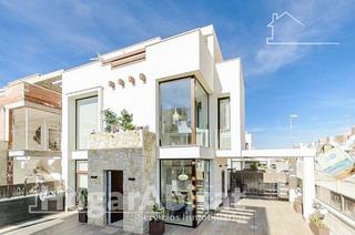 Xalet  Avenida ciudad de barcelona. Maravilloso chalet con jardín, piscina y garaje