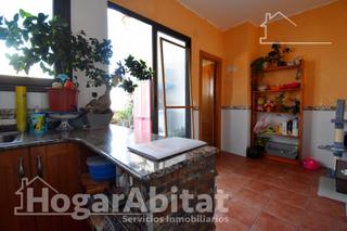 Casa a Ador. Casa con dos terrazas en el centro