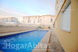 Casa adossada a Oliva Playa. Adosado seminuevo con piscina, garaje y terraza cerca de la play