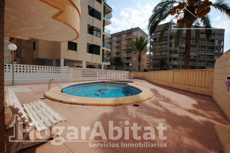 Foto 81f87d21-c1eb-4d34-bd90-c7ca6709a1c2. Piso segunda línea de playa! exterior con piscina, garaje y terraza en Daimús