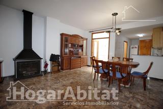 Casa a Oliva Pueblo. Excelente ubicación! amplia casa luminosa con terraza y balcón