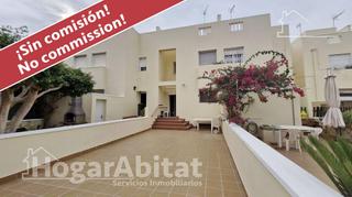 Xalet a El Playazo. Chalet seminuevo con piscina, garaje y terraza junto a la playa