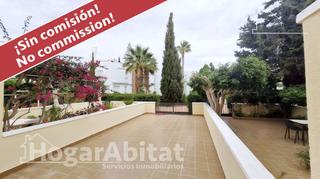 Xalet a El Playazo. Chalet seminuevo con piscina, garaje y terraza junto a la playa