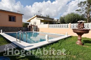 Chalet à El Grao. Precioso chalet esquinero con piscina privada, garaje, terraza y