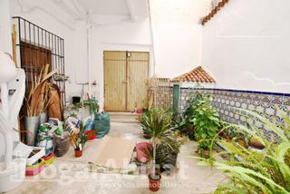 Casa a Pego. Amplia casa esquinera con terraza y trastero en el centro