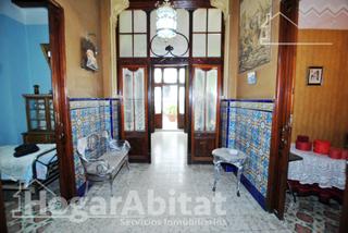 Casa a Pego. Amplia casa esquinera con terraza y trastero en el centro