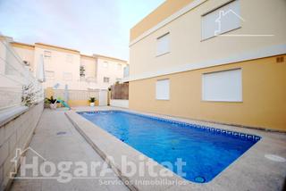 Casa adossada a Oliva Playa. Adosado seminuevo con piscina, garaje y terraza cerca de la play