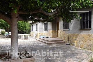 Chalet à Borriol. Chalet seminuevo con garaje, piscina y amplia parcela