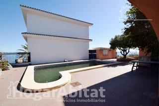 Chalet à Playa de la Concha. Chalet con piscina, 3 terrazas, garaje y parcela con preciosas v
