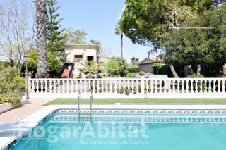 Chalet à Avenida Alemania-Italia. Chalet seminuevo con piscina, garaje, jardin y terraza