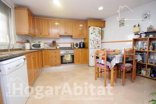 Casa adossada a Pobla Tornesa (la). Adosado esquinero y seminuevo con garaje doble, balcón y traster