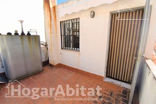 Maison à Borriol. Amplia casa con terraza y balcón