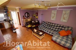 Casa adossada a La Torre-Playa de Chilches. Chalet pareado con terraza y garaje junto a la playa