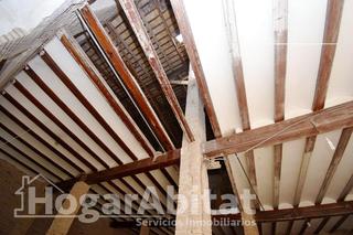 Casa a El Forn d'Alcedo. Amplia casa esquinera con terraza y garaje