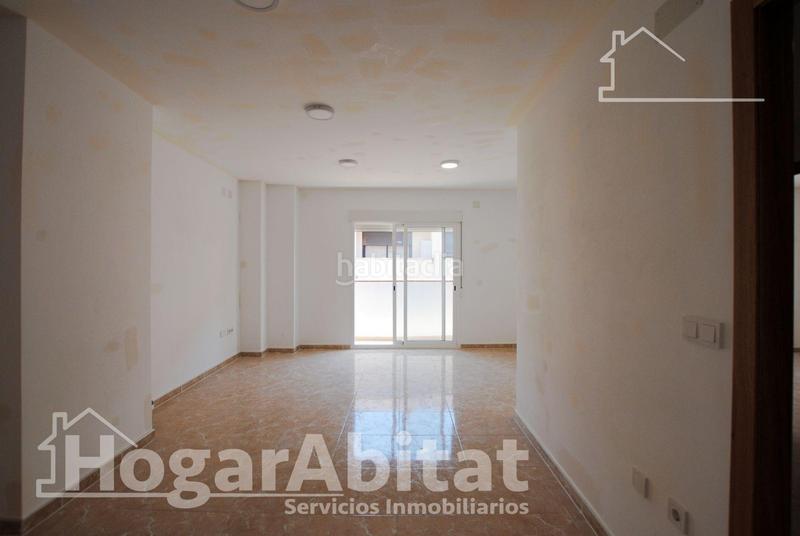 Foto 4745fd67-7a12-4f61-9d43-de83616e2e2e. Edificio in Oliva pueblo Oliva