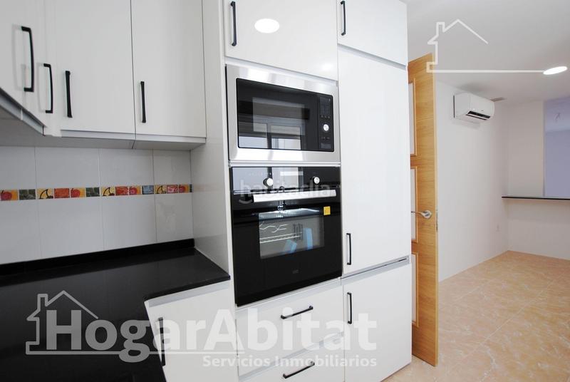 Foto d7da84df-39e0-443a-9853-fb5c36ed1476. Edificio in Oliva pueblo Oliva