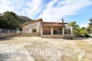 Xalet a Simat de la Valldigna. Chalet reformado con terraza, piscina, barbacoa y garaje