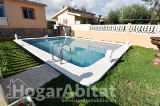 Chalet à El Grao. Precioso chalet esquinero con piscina privada, parking, terraza