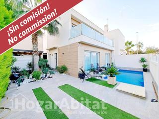 Chalet à Pilar de la Horadada Ciudad. Villa seminueva con piscina, solarium y terraza