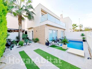 Chalet à Pilar de la Horadada Ciudad. Villa seminueva con piscina, solarium y terraza