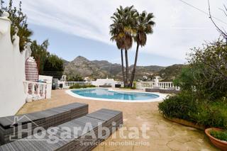 Chalet en Urbanizaciones. Precioso chalet con piscina, terraza , barbacoa y parking con vi