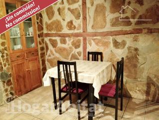 Casa a Sierra Engarcerán. Casa esquinera con barbacoa y rodeada de naturaleza