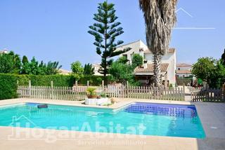 Casa en Oliva Playa. Espectacular! chalet seminuevo con piscina privada, garaje y par