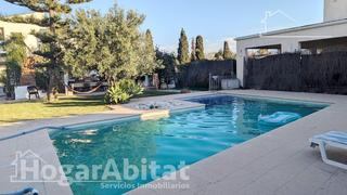 Casa en Oliva Playa. Espectacular! chalet seminuevo con piscina privada, garaje y par