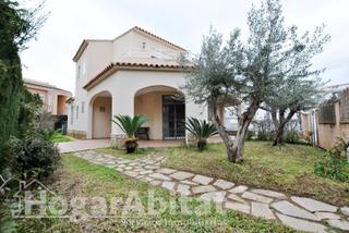 Chalet à Oliva Nova. Oportunidad de inversión! gran chalet con garaje y terraza cerca