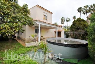 Chalet à Oliva Nova. Oportunidad de inversión! gran chalet con garaje y terraza cerca