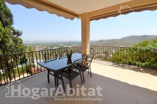 Chalet à Cumbres de Calicanto. Impresionante chalet con piscina, barbacoa, amplia terraza y gar