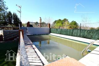 Chalet à Cumbres de Calicanto. Chalet reformado con piscina, garaje y amplia terraza