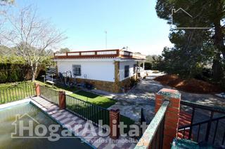 Chalet à Cumbres de Calicanto. Chalet reformado con piscina, garaje y amplia terraza