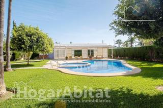 Pis  Calle mar jónica. Exterior con piscina, garaje y terraza junto a la playa