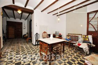Casa a Oliva Pueblo. Amplia casa con trastero y terraza
