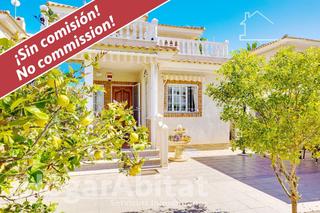 Chalet à Lomas de Cabo Roig - Los Dolses. Espectacular chalet! en urbanización con piscina y parcela