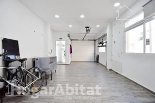 Piso  Calle san benet. Esquinero y reformado con garaje y trastero, en el centro