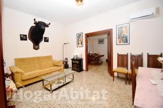 Casa a Alcácer. Amplia casa con local comercial y dos terrazas