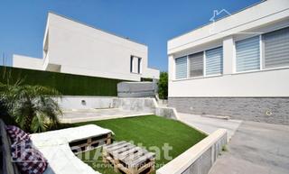 Chalet à La Conarda. Magnifico chalet seminuevo con terraza y garaje