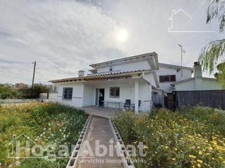 Xalet  Camino serradal. Cerca de la playa! gran chalet con terraza, jardín y garaje