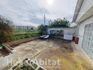 Xalet  Camino serradal. Cerca de la playa! gran chalet con terraza, jardín y garaje