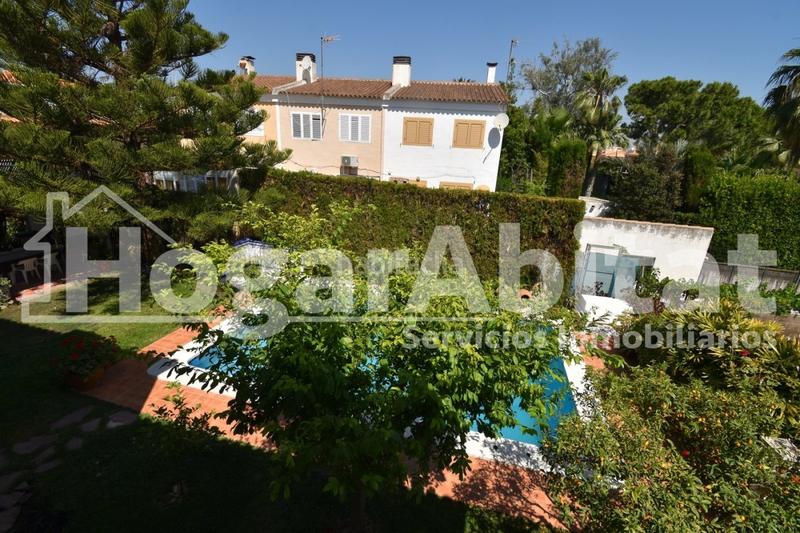 Foto 8748747f-4c6a-47c3-a961-2c6bf889253c. Chalet villa de 2 alturas con jardín y piscina en Burriana