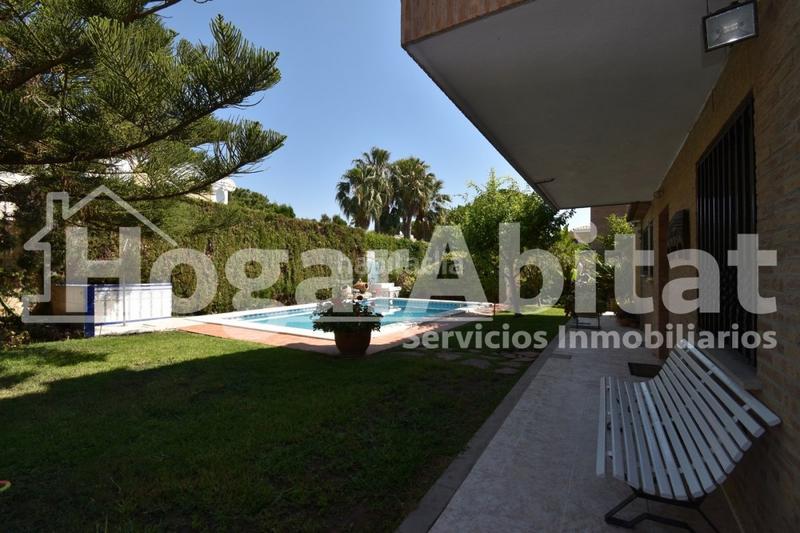Foto ad385b8f-80e2-45e8-9444-4847217094f5. Chalet villa de 2 alturas con jardín y piscina en Burriana