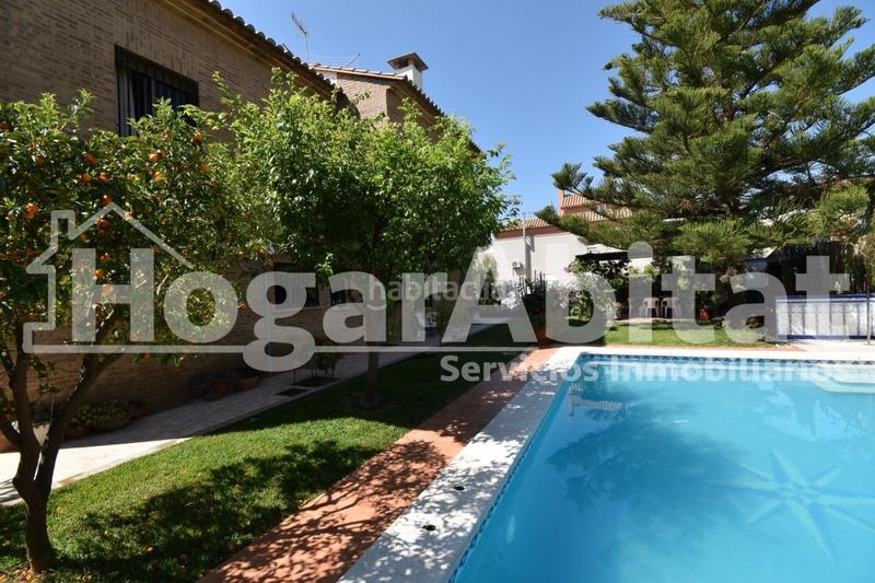 Foto df71481a-dc81-4462-b62b-1c38c410160b. Chalet villa de 2 alturas con jardín y piscina en Burriana