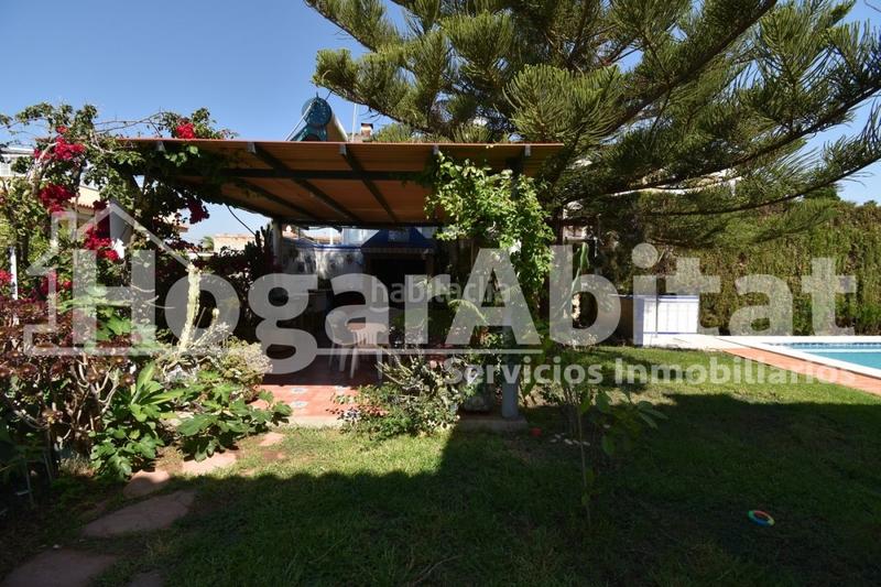 Foto ee41f365-ae19-41b4-b990-cb8cbcbb0e34. Chalet villa de 2 alturas con jardín y piscina en Burriana