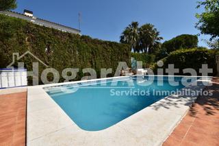 Xalet a Playa. Villa de 2 alturas con jardín y piscina